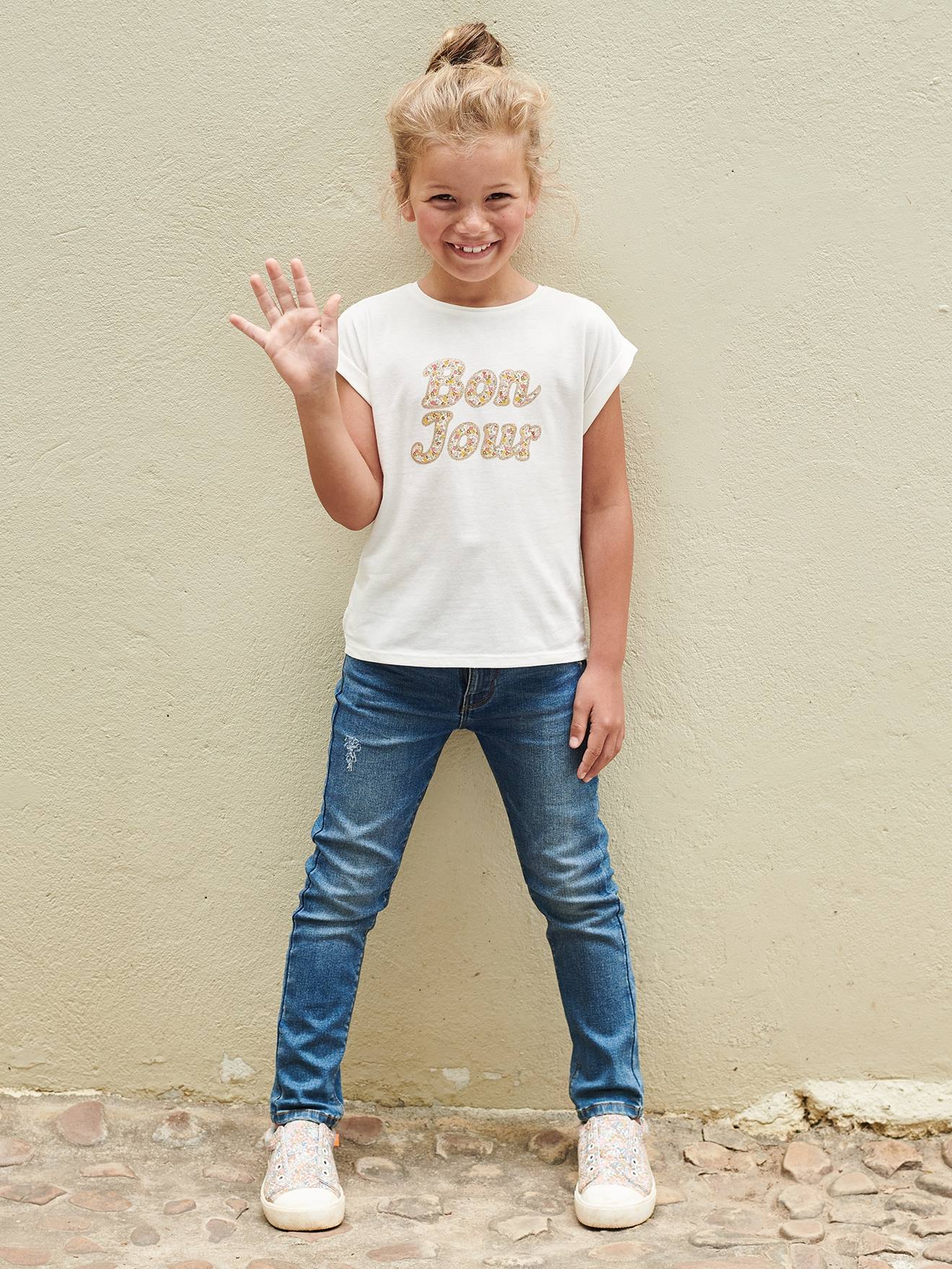 Camiseta infantil off-white com estampa floral.