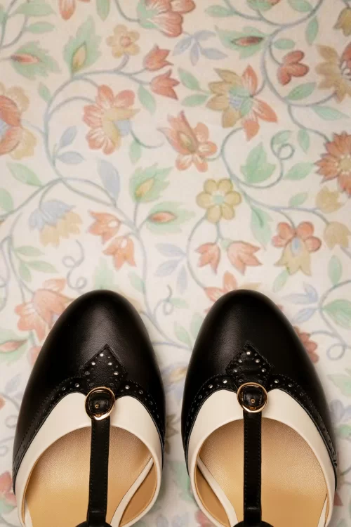 Charlie Stone Luxe Parisienne T-Strap pumps in zwart en crème