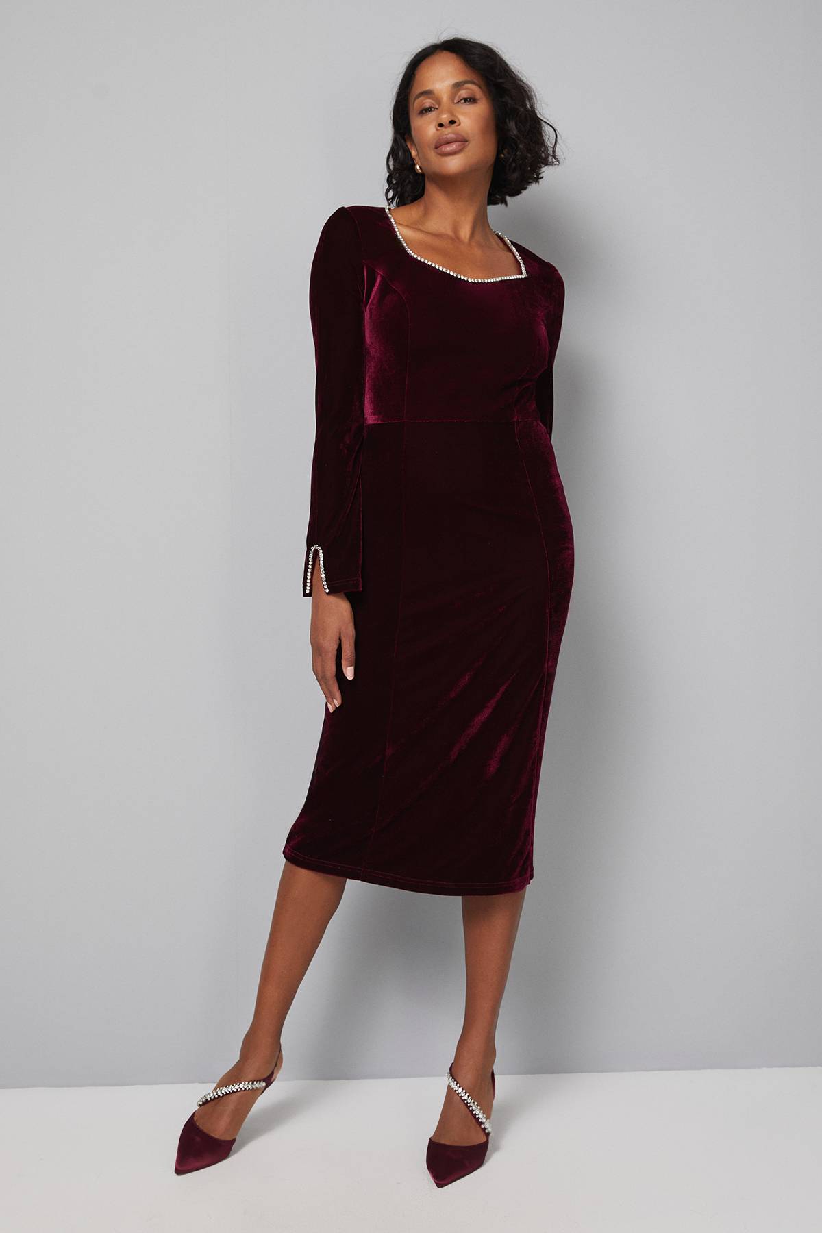 Wallis Robe Mi-Longue en Velours à Décolleté Cœur Ornée