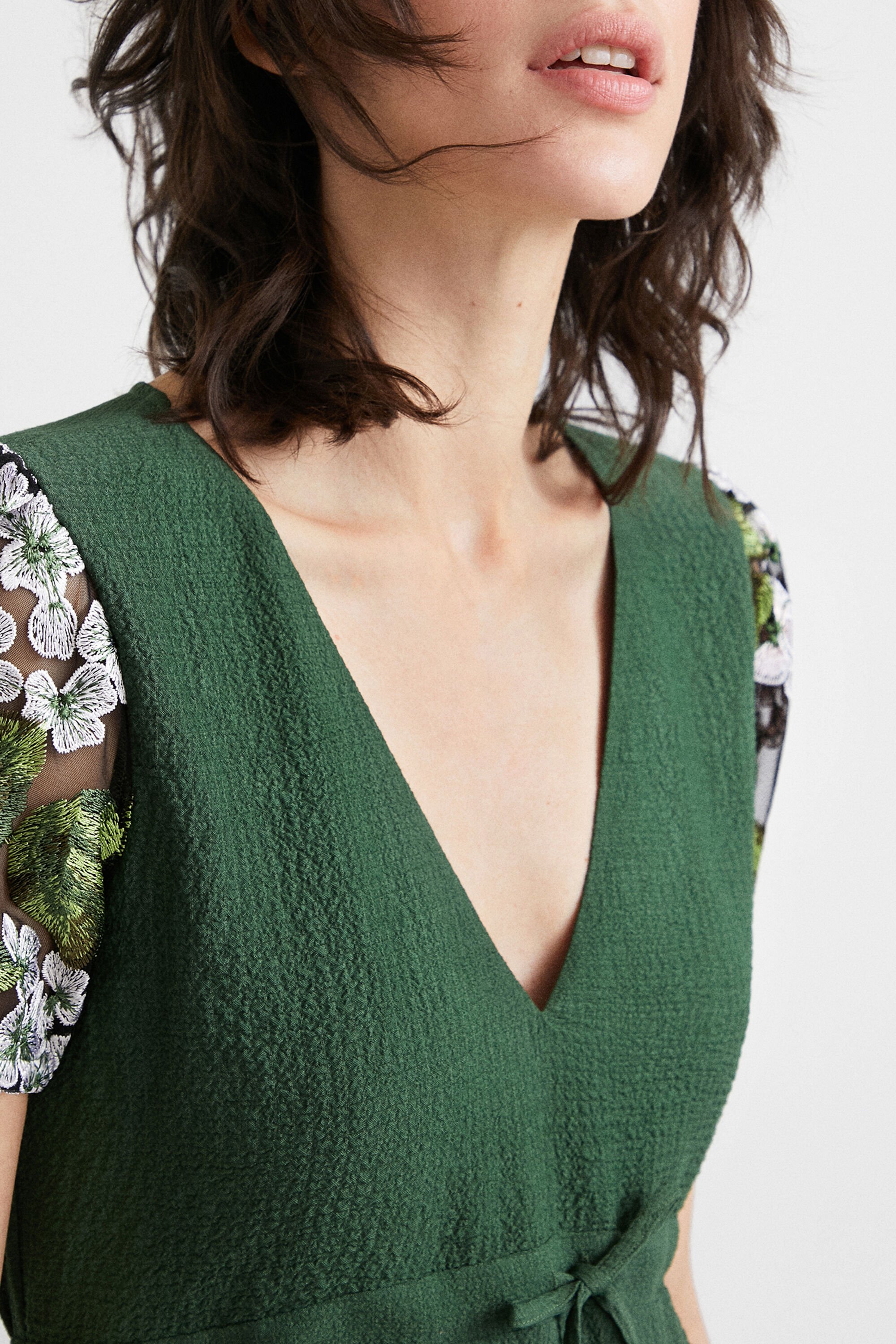 Robe manches brodées