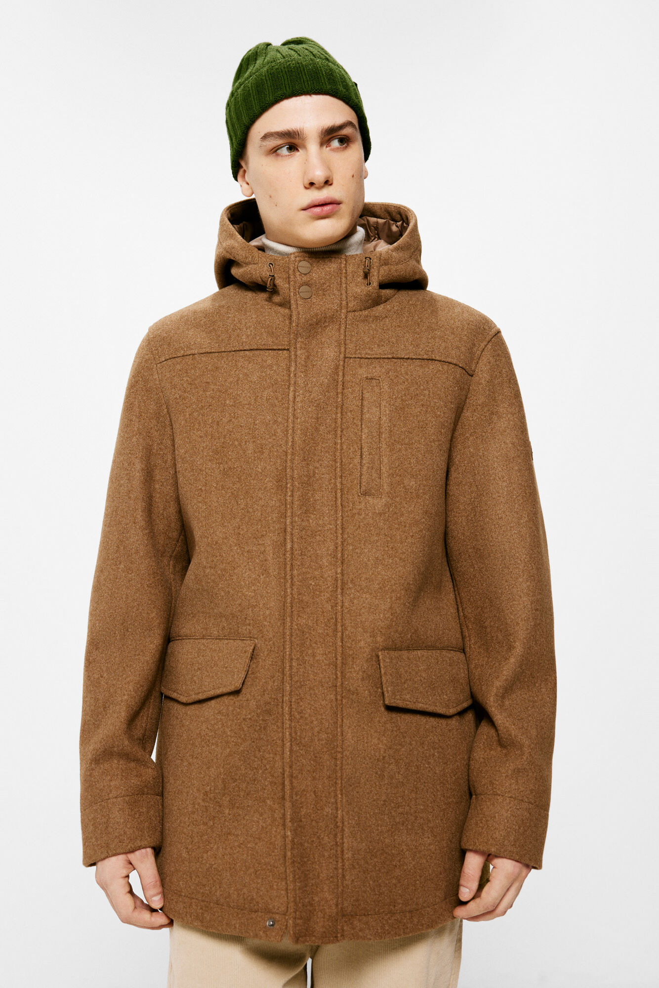 Parka com efeito lã e capuz.