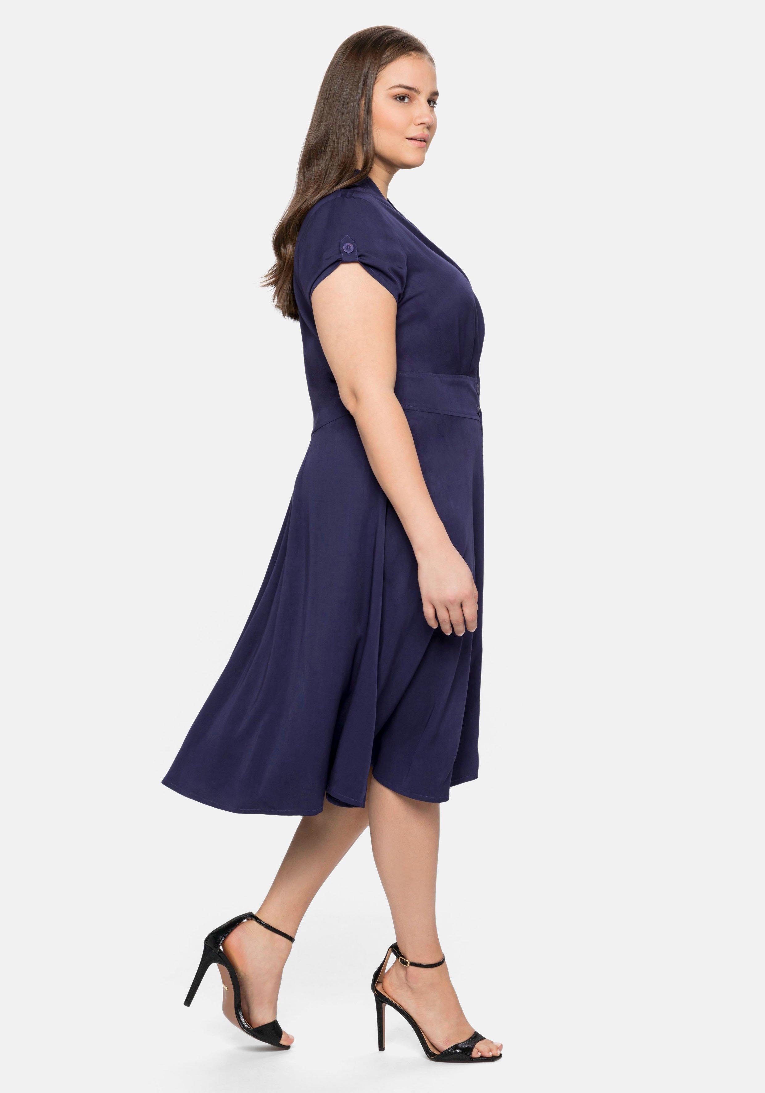 Kleid mit Knopfleiste und weitem Rock