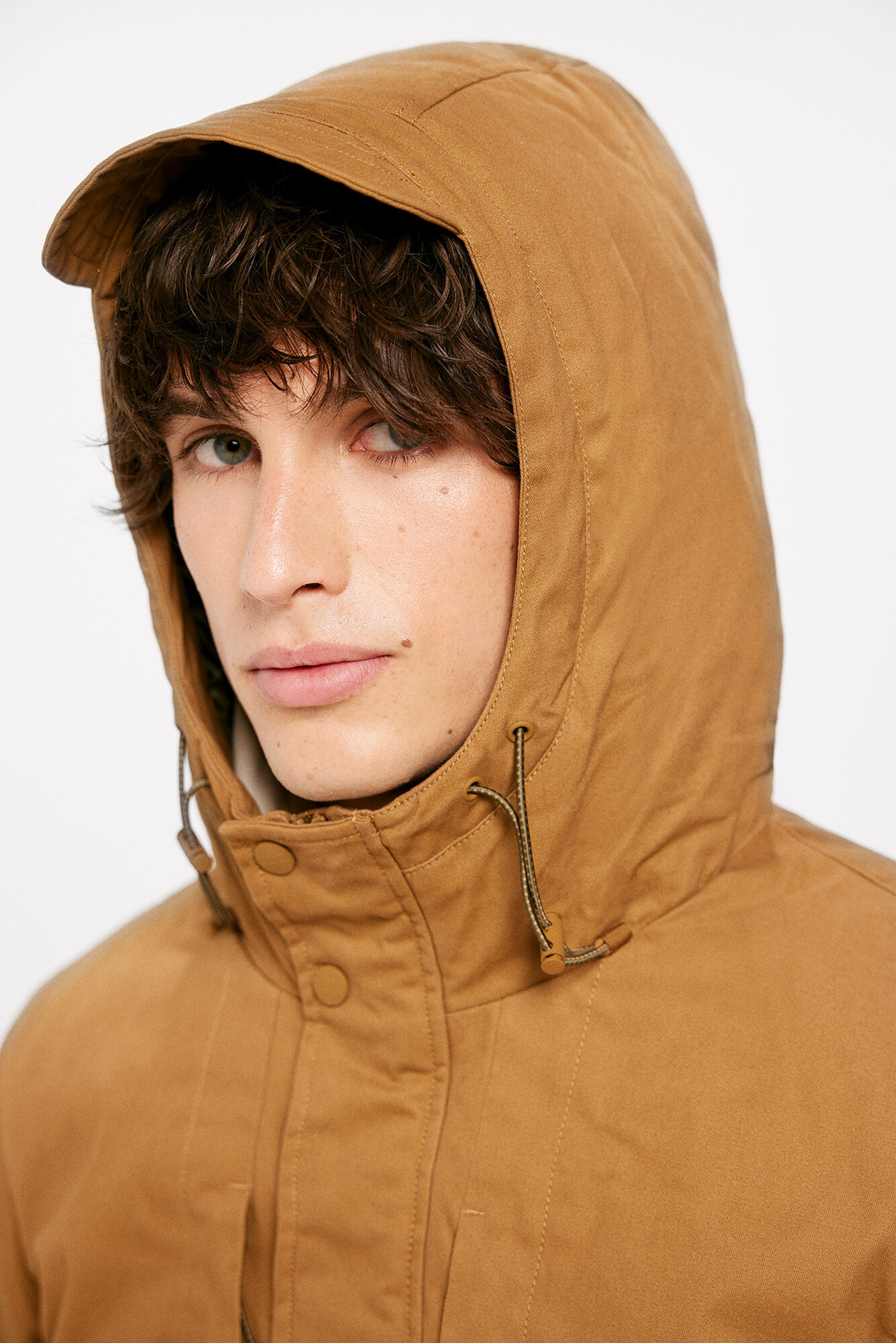 Parka curta acolchoada com capuz.