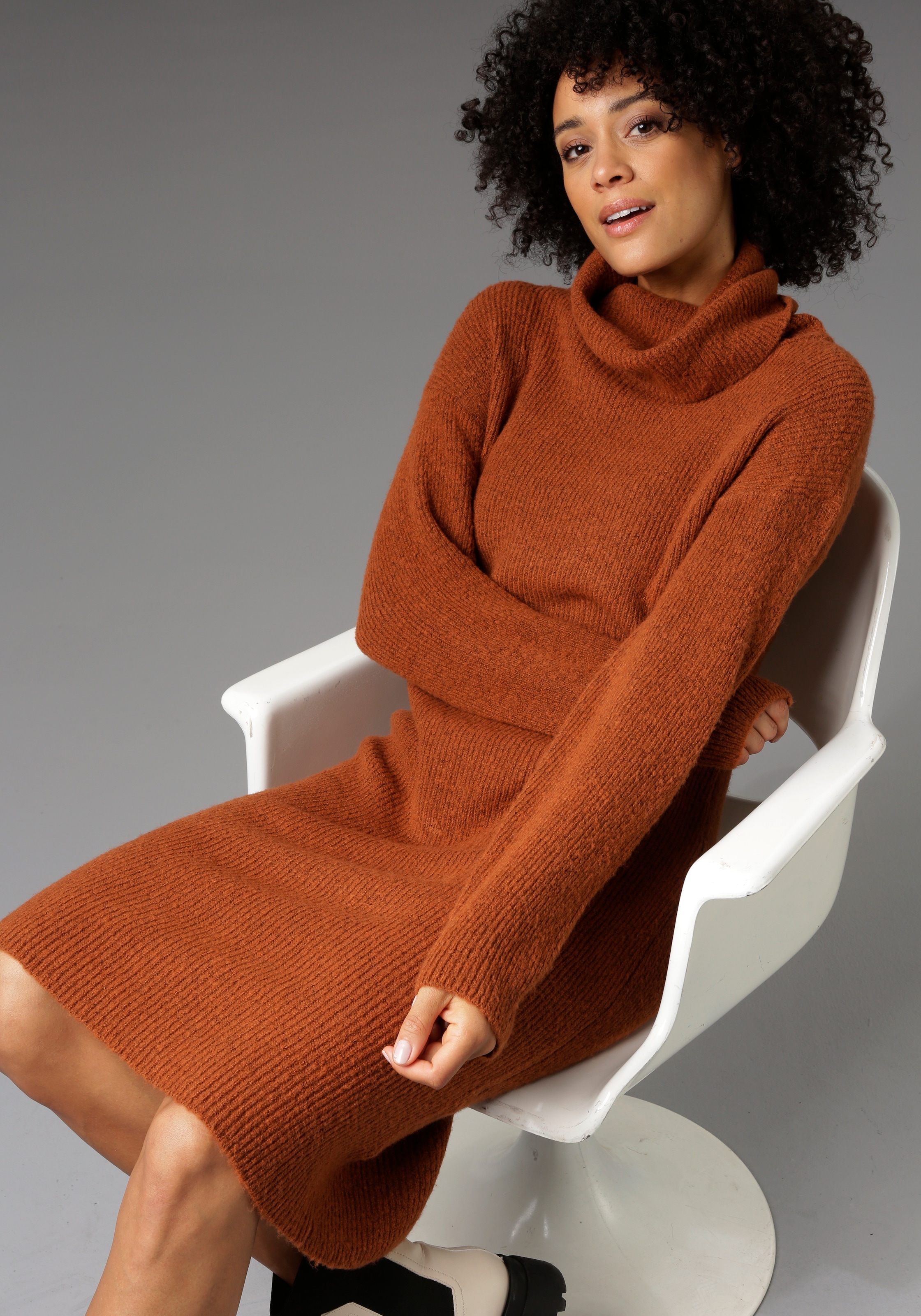 Aniston CASUAL Strickkleid mit halsfernem Rollkragen