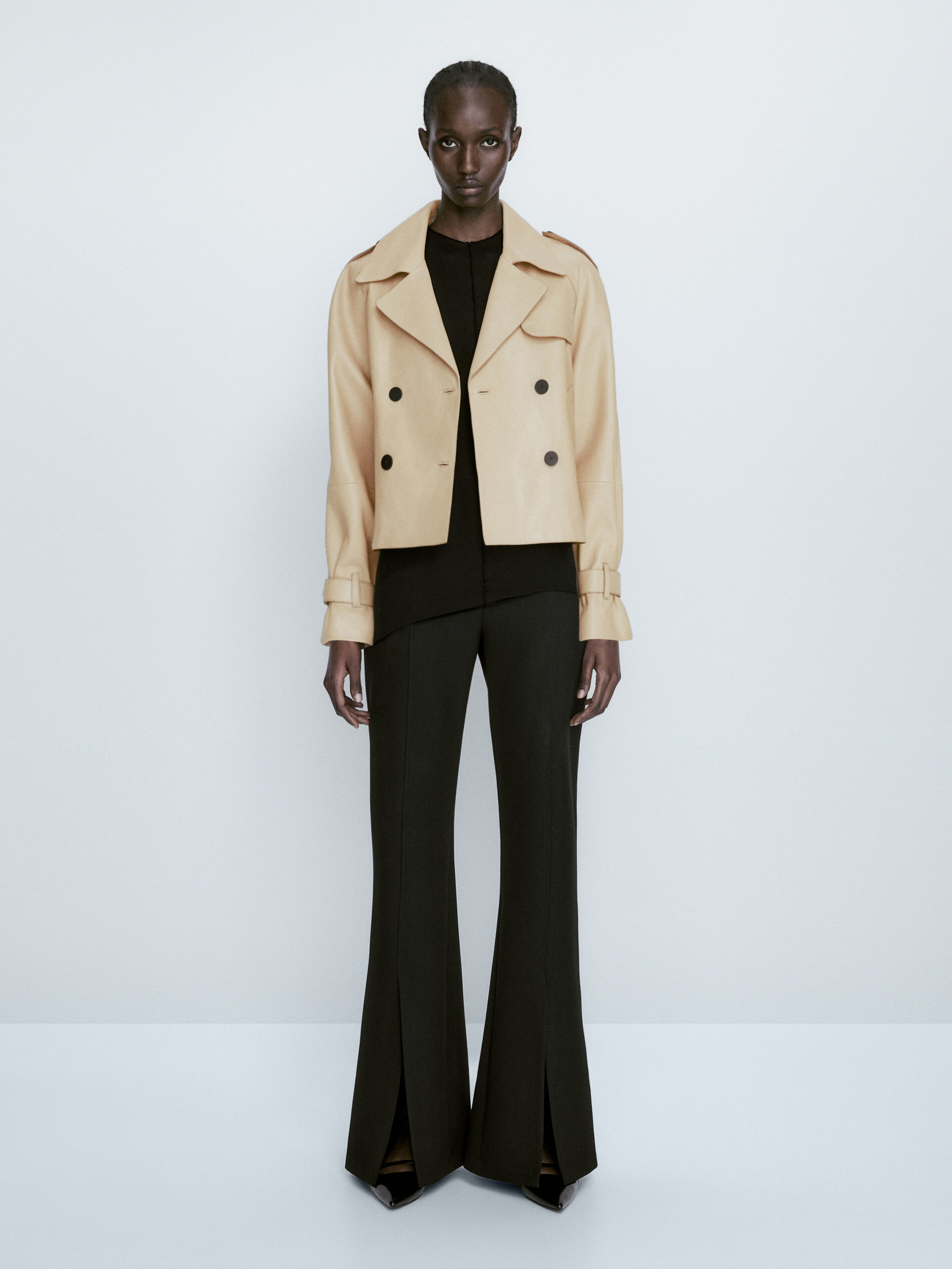 Jaqueta cropped de couro estilo trench coat - BEGE