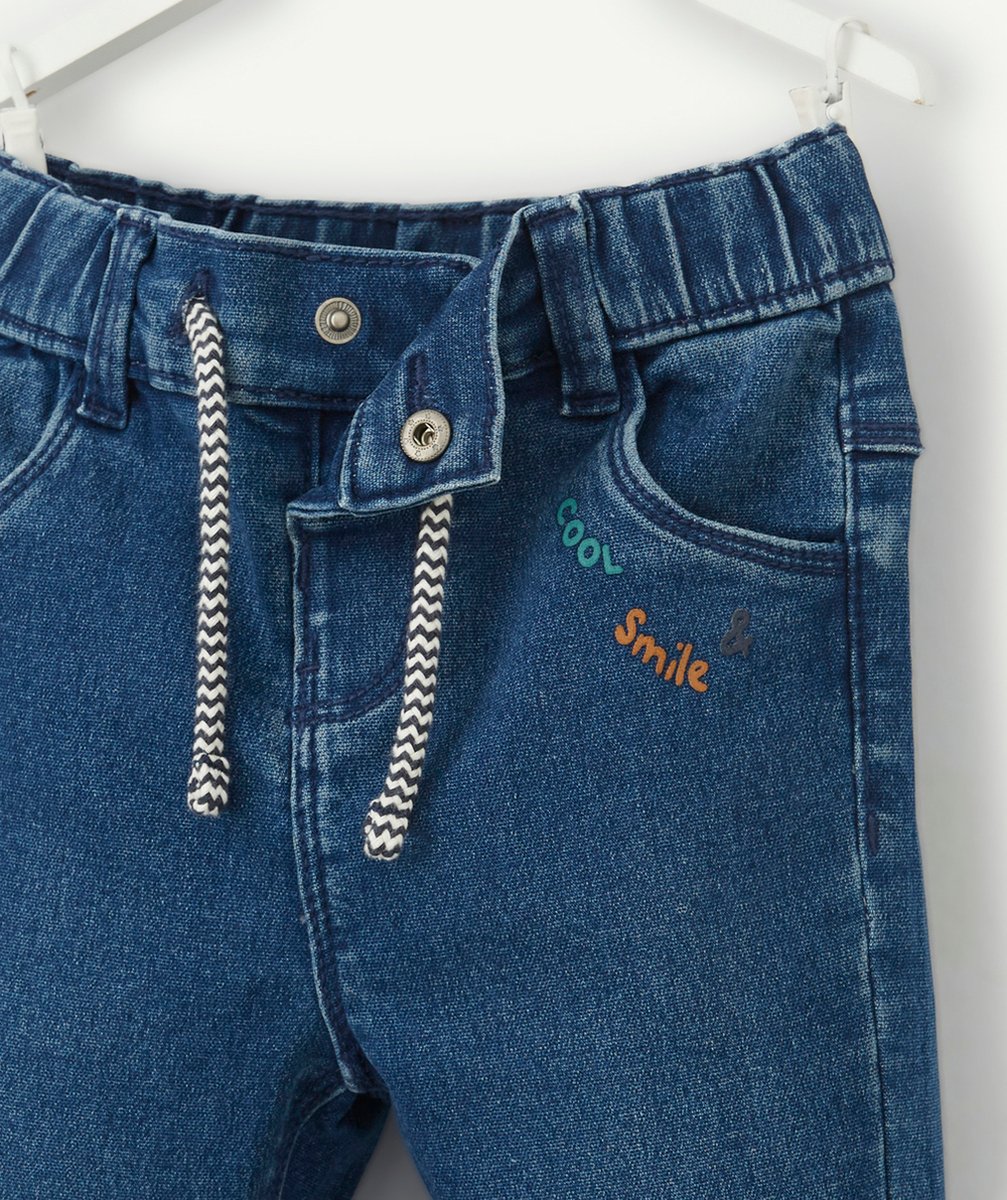 PANTALON DROIT EN DENIM BÉBÉ GARÇON AVEC MESSAGE FLOQUÉ