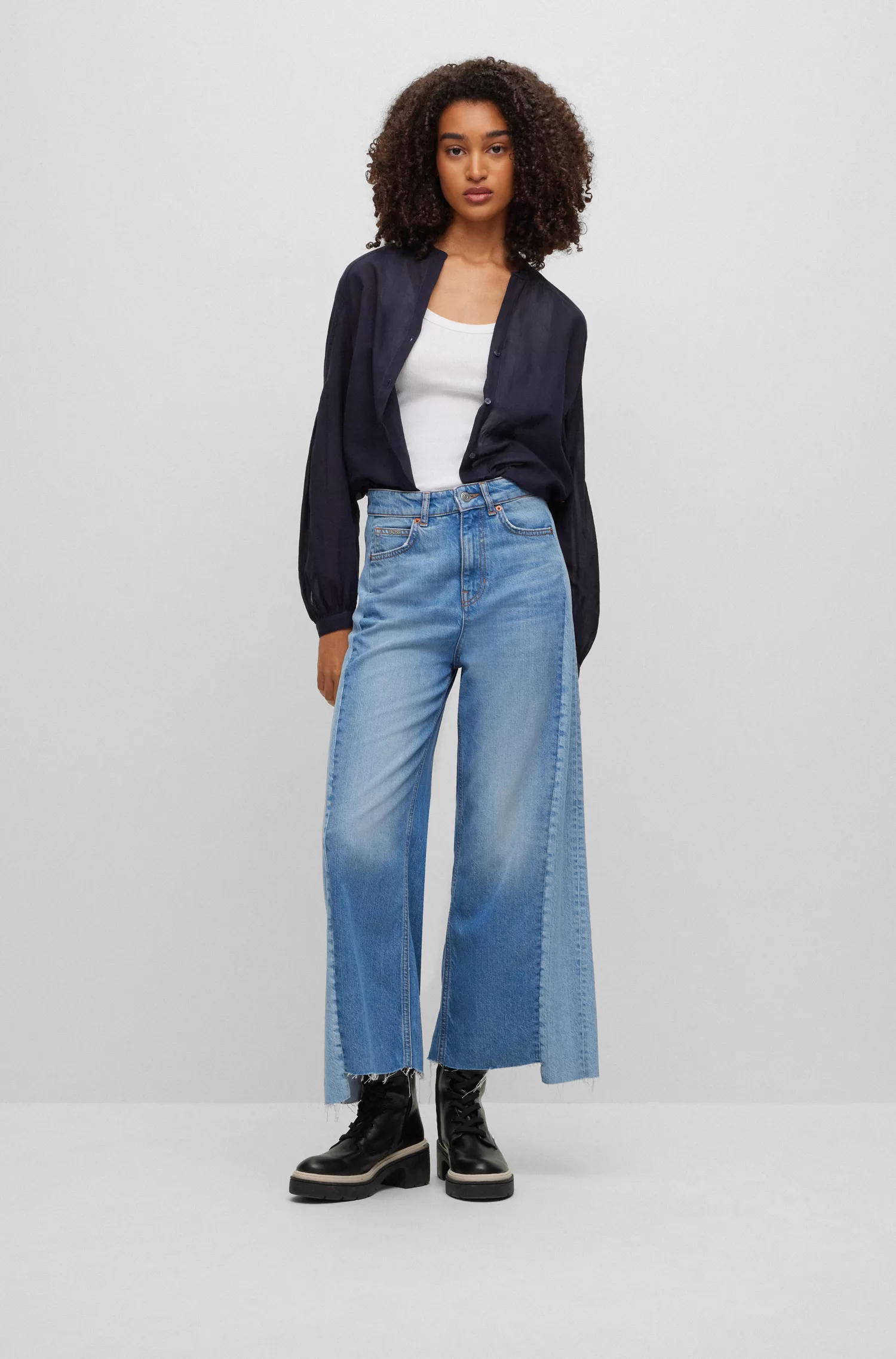 Blusa BOSS preta, modelagem relaxada e sem gola, em voile de algodão.