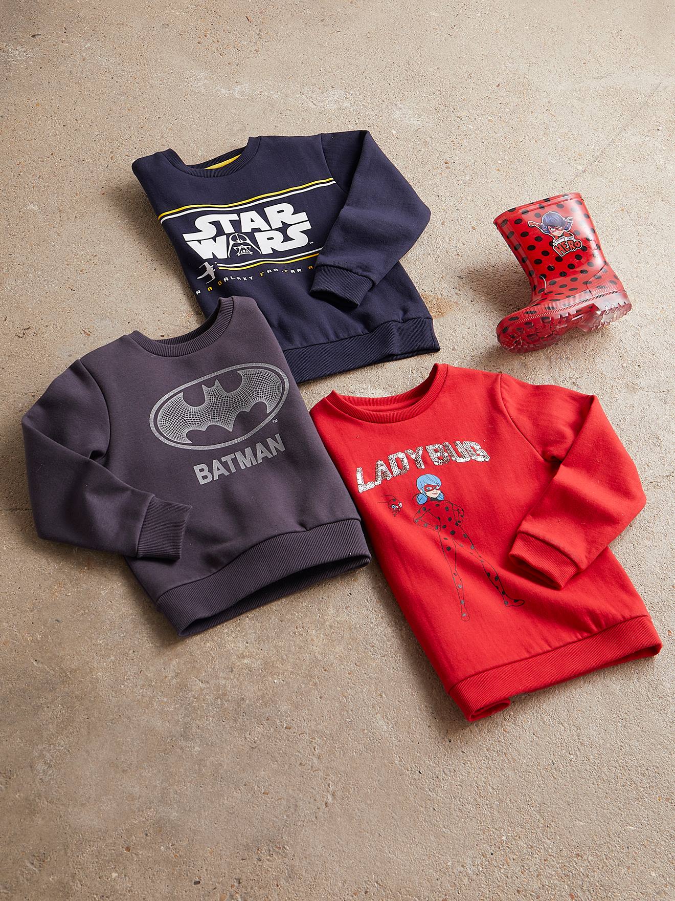 Moletom Miraculous® em vermelho vivo liso com estampas.
