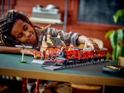LEGO Zweinstein Express™ en Zweinsveld™ station (76423)
