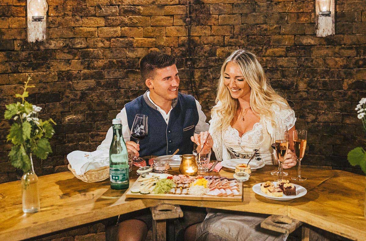 Übernachtung im Weinfass für 4 Deluxe mit Wellness Grub an der March