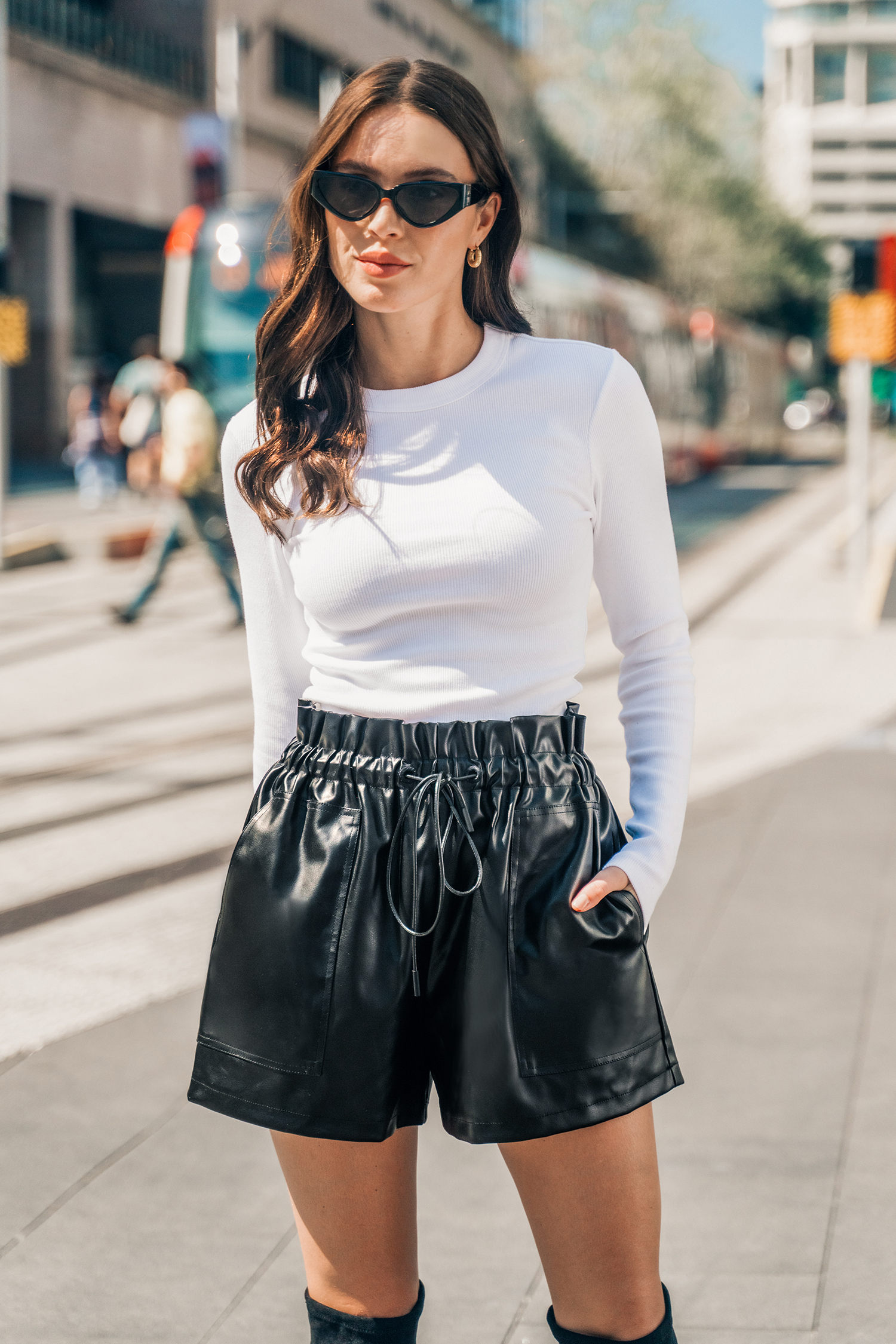 Short taille froncée en cuir vegan