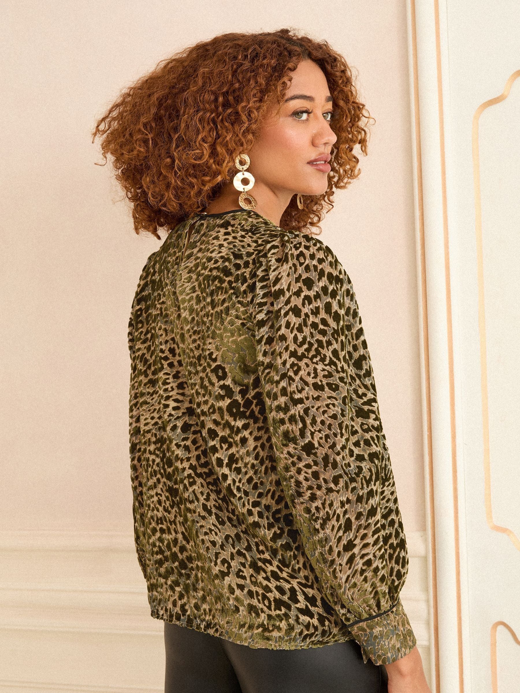 Limoengroen met dierenprint - Love & Roses Crew Neck Long Sleeve Burnout Blouse