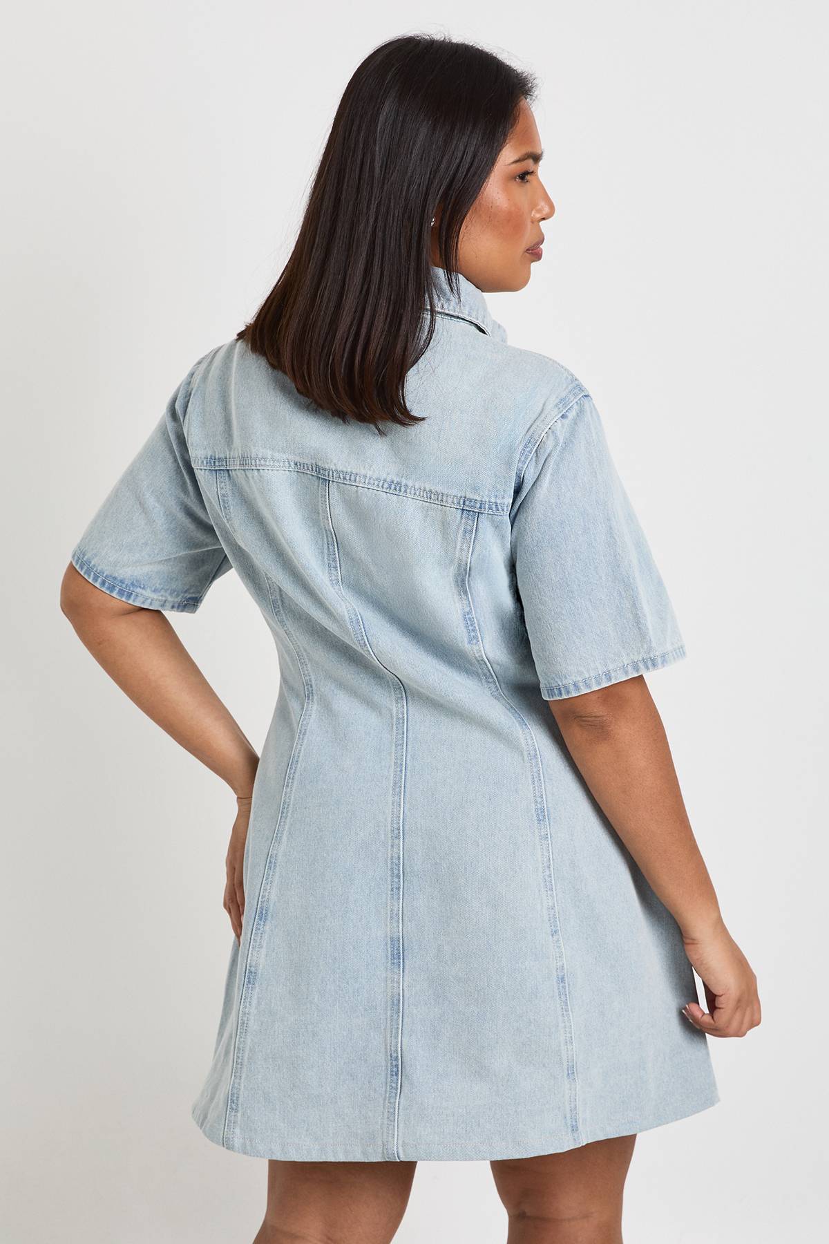 boohoo Robe En Jean Grande Taille À Manches Courtes Et Taille Cintrée