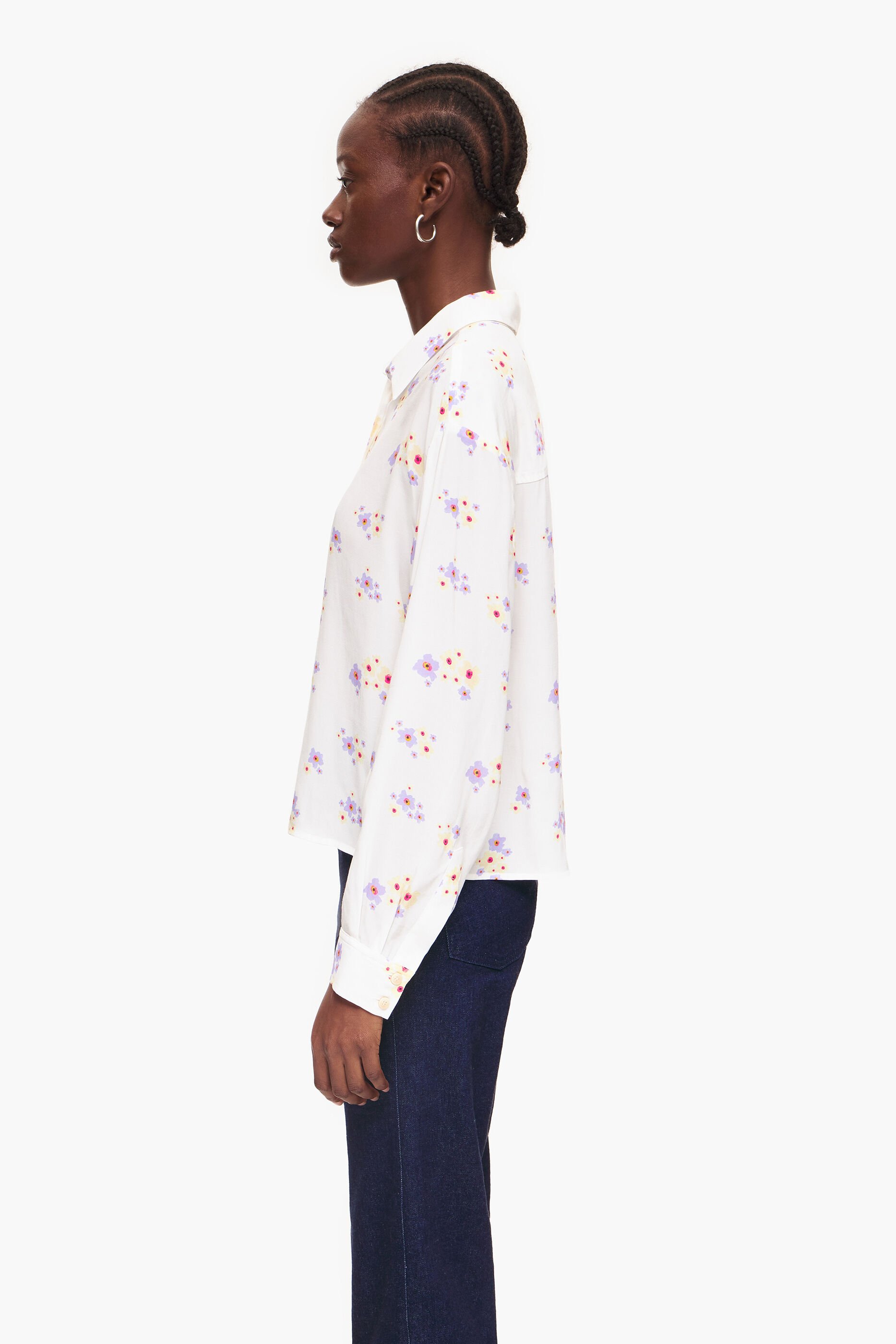 Camisa quadrada com estampa de flores em acrílico branco