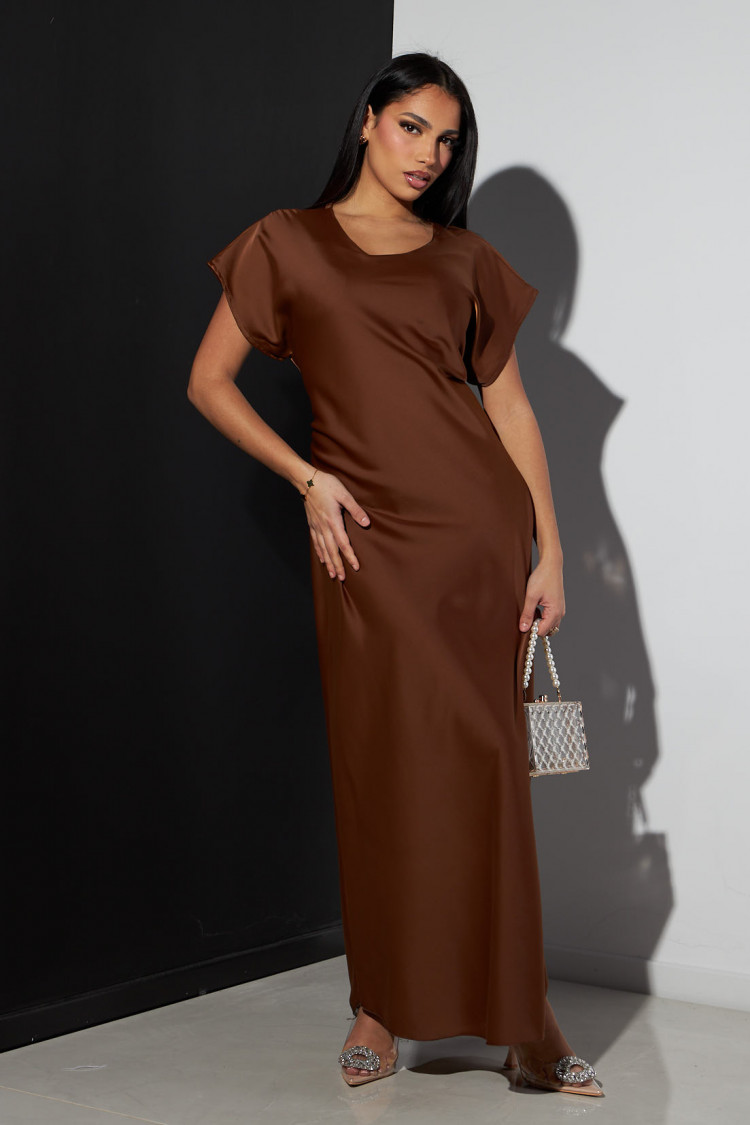 Robe marron satinée manches courtes à noué au dos