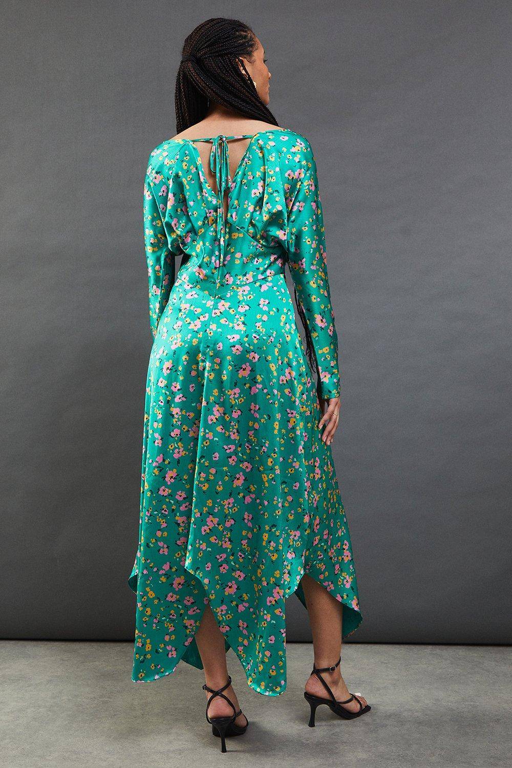 Warehouse Robe Midi Florale en Satin à Manches Chauve-Souris Cintrée avec Ourlet Asymétrique