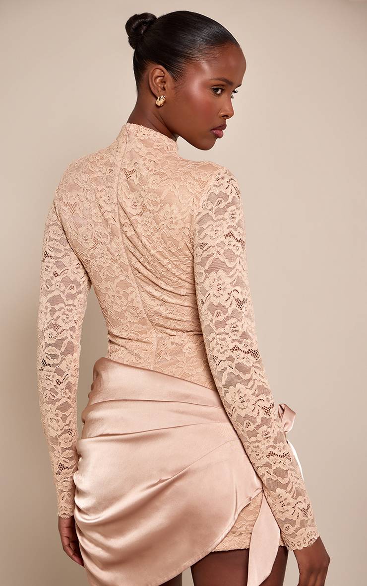 Taupe Robe Courte Drapée En Satin Avec Col Montant En Dentelle