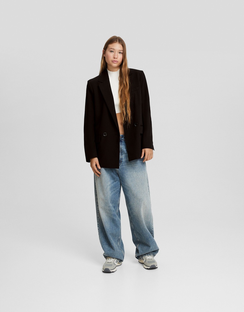 Blazer feminino de corte regular e abotoamento duplo.