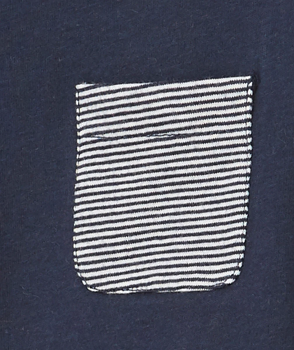 LE T-SHIRT BLEU MARINE AVEC POCHE RAYÉE