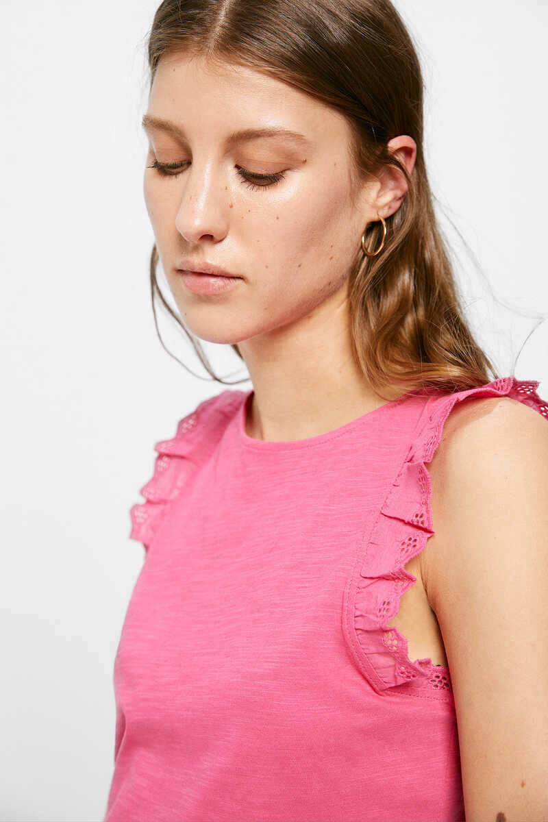 Camiseta com babados bordados suíços de sobra - roxa