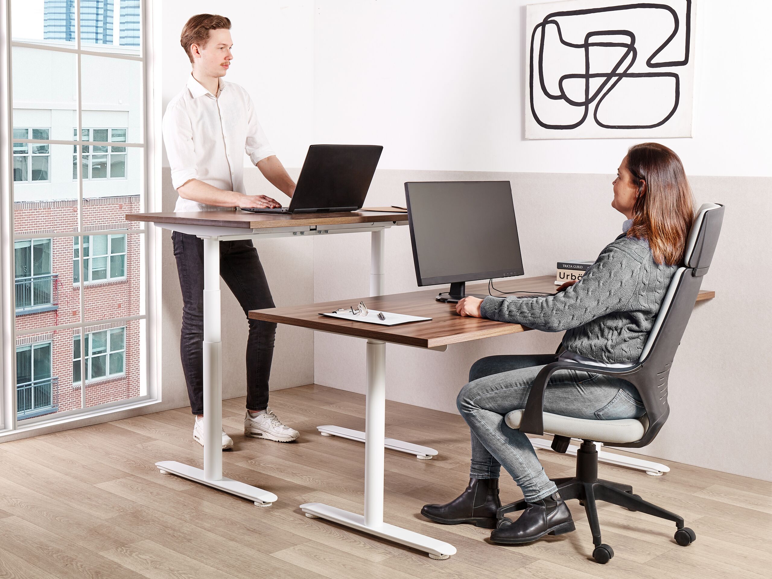 Beliani - DESTINAS - Verstelbaar bureau - Donkerbruin|Wit - Spaanplaat