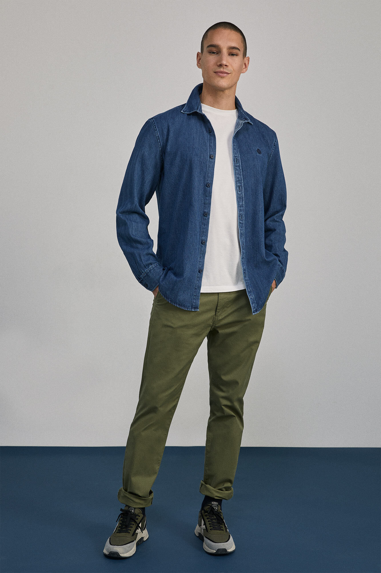 Calça chino slim - cáqui escuro
