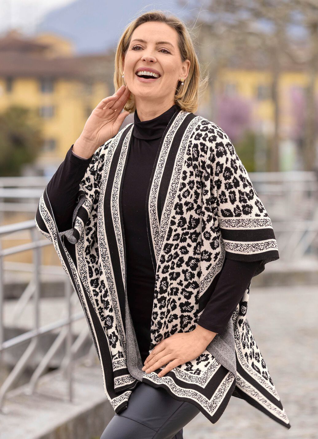Poncho in Jacquard-Dessin