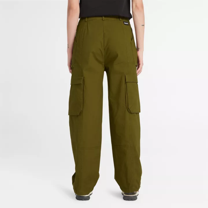 Calça utilitária feminina em tecido plano na cor verde-escura.