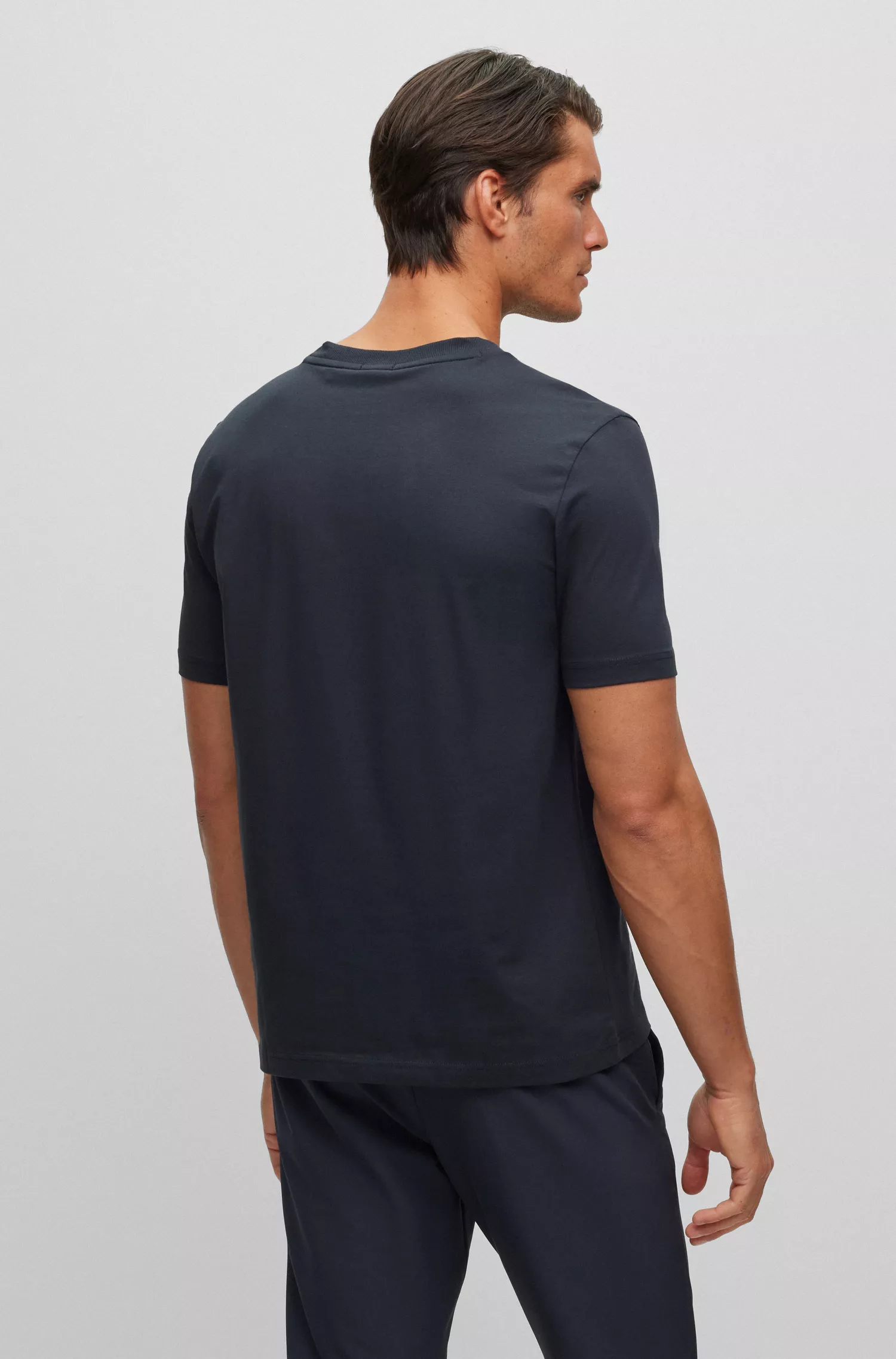 Camiseta BOSS verde em algodão stretch com logotipo contrastante.