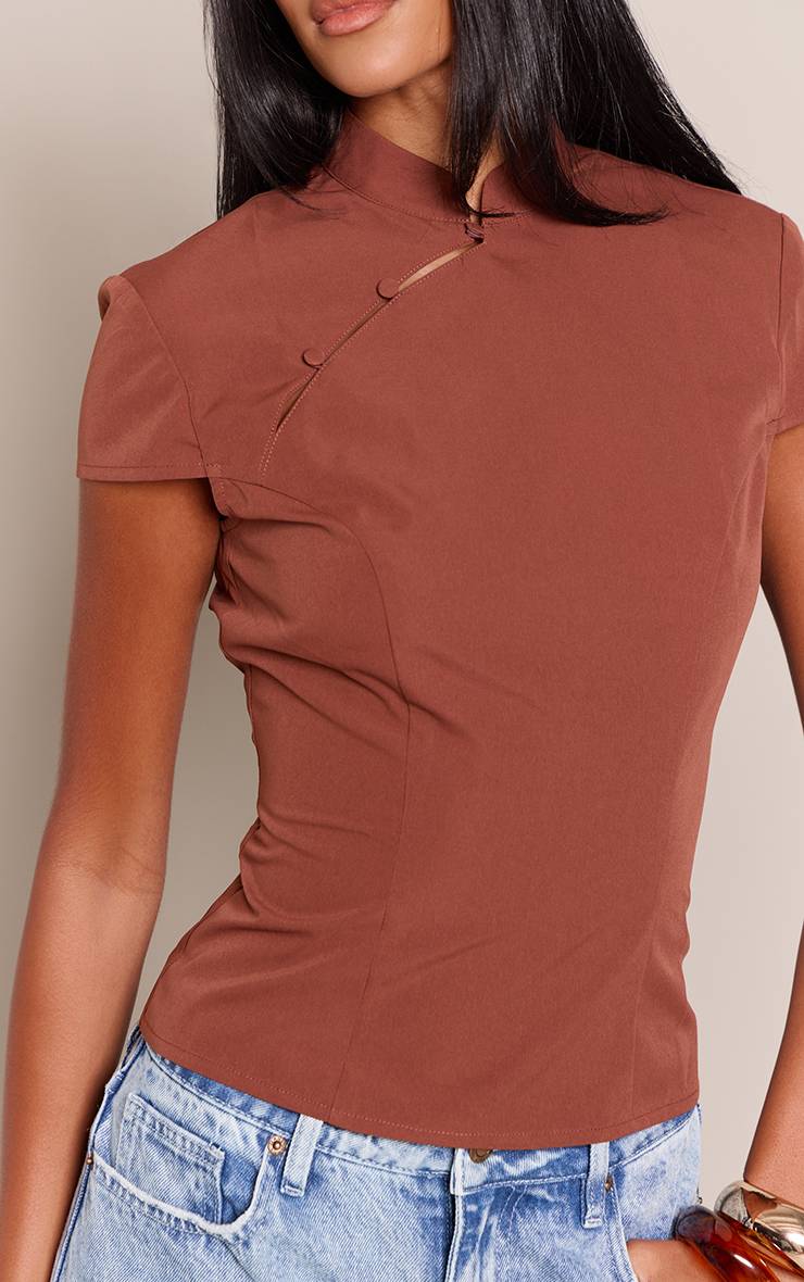 Chocolat Haut Grande Taille En Satin À Col Montant Avec Détails De Boutons Perles