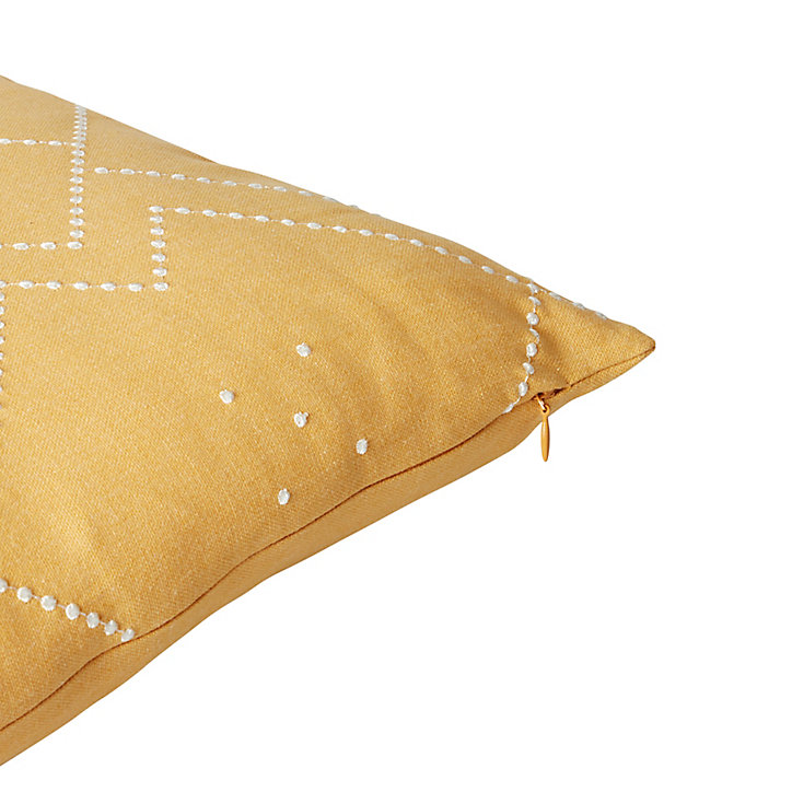 Coussin Amun Effet brodé 50x30cm GoodHome Ocre