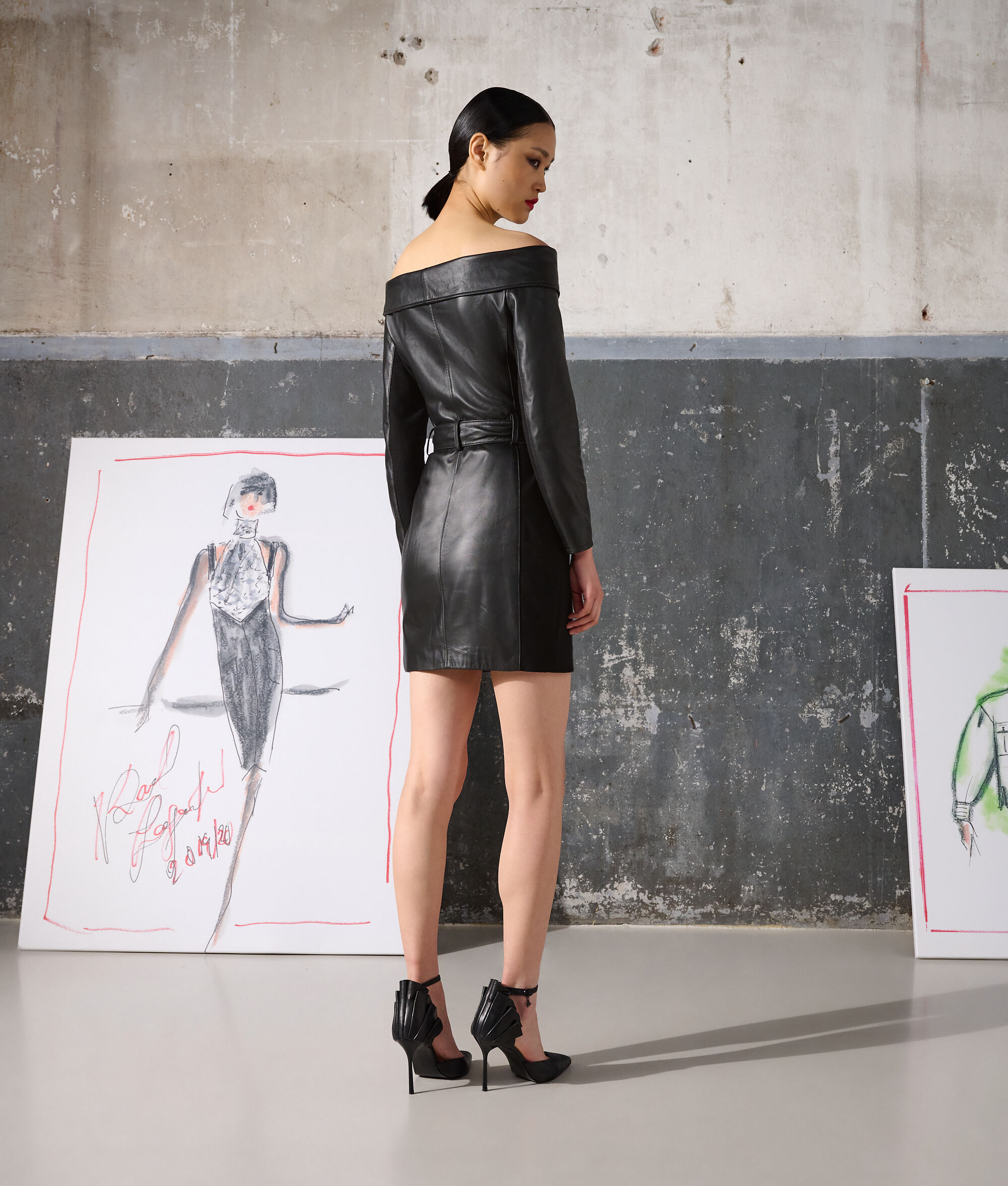 ROBE EN CUIR AUX ÉPAULES DÉNUDÉES