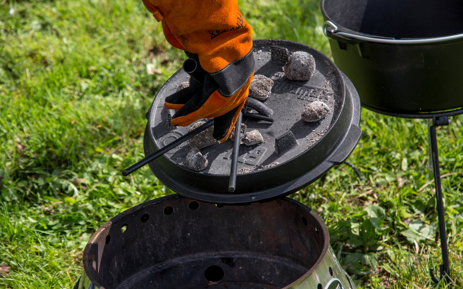 Deckelheber für Feuertopf