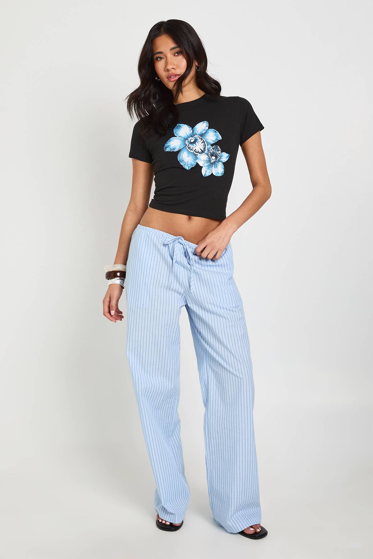 boohoo Tee-shirt Court À Fleurs Bleues Imprimées