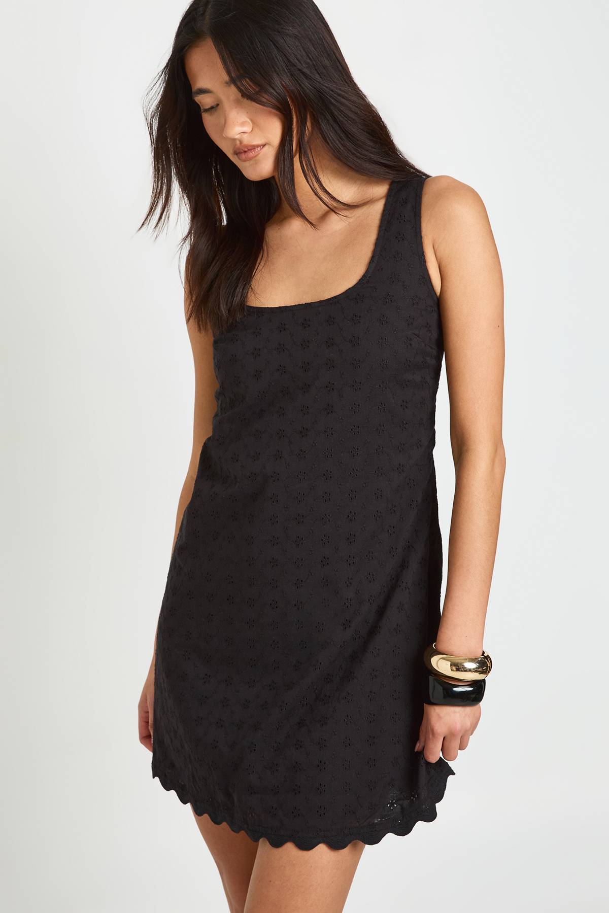 boohoo Robe Droite Tall À Broderie Anglaise Et Ourlet Festonné
