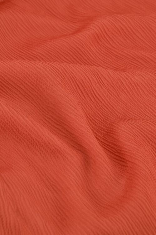 Oranje wikkeljurk met gedrapeerde tailleband