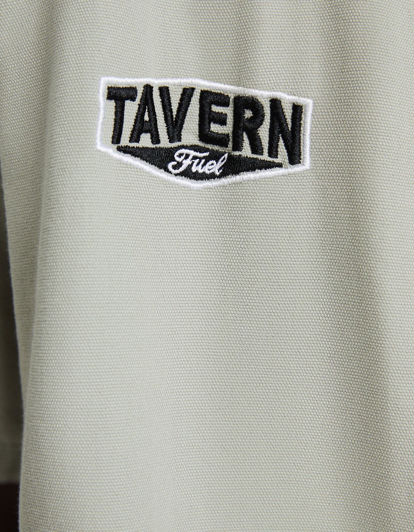 Camisa de algodão de manga curta com aplicações.