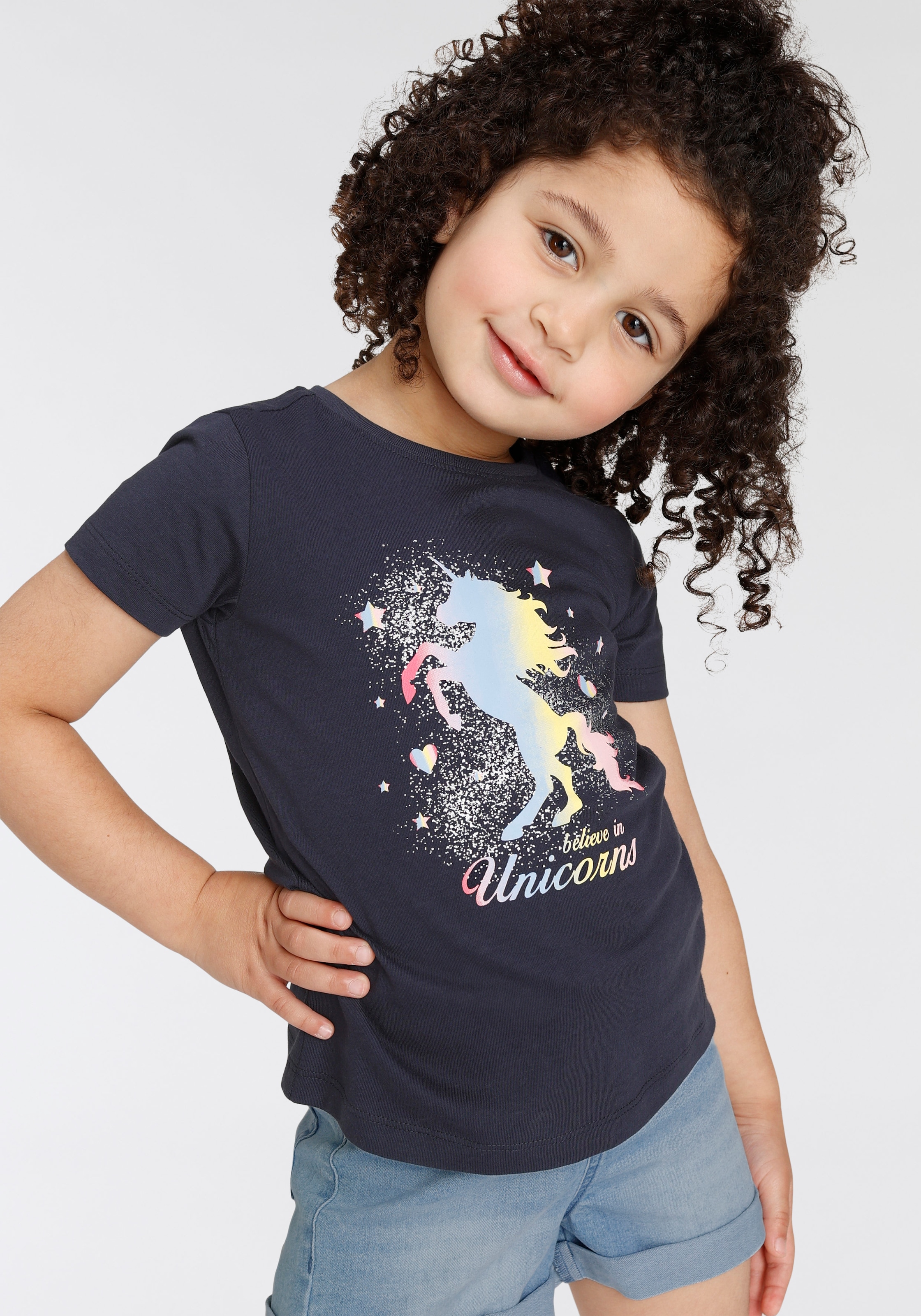 KIDSWORLD T-Shirt »believe in Unicorns«, Kurzarm,  hüftlange Passform,  mit Glitzerdruck,  Rundhalsausschnitt
