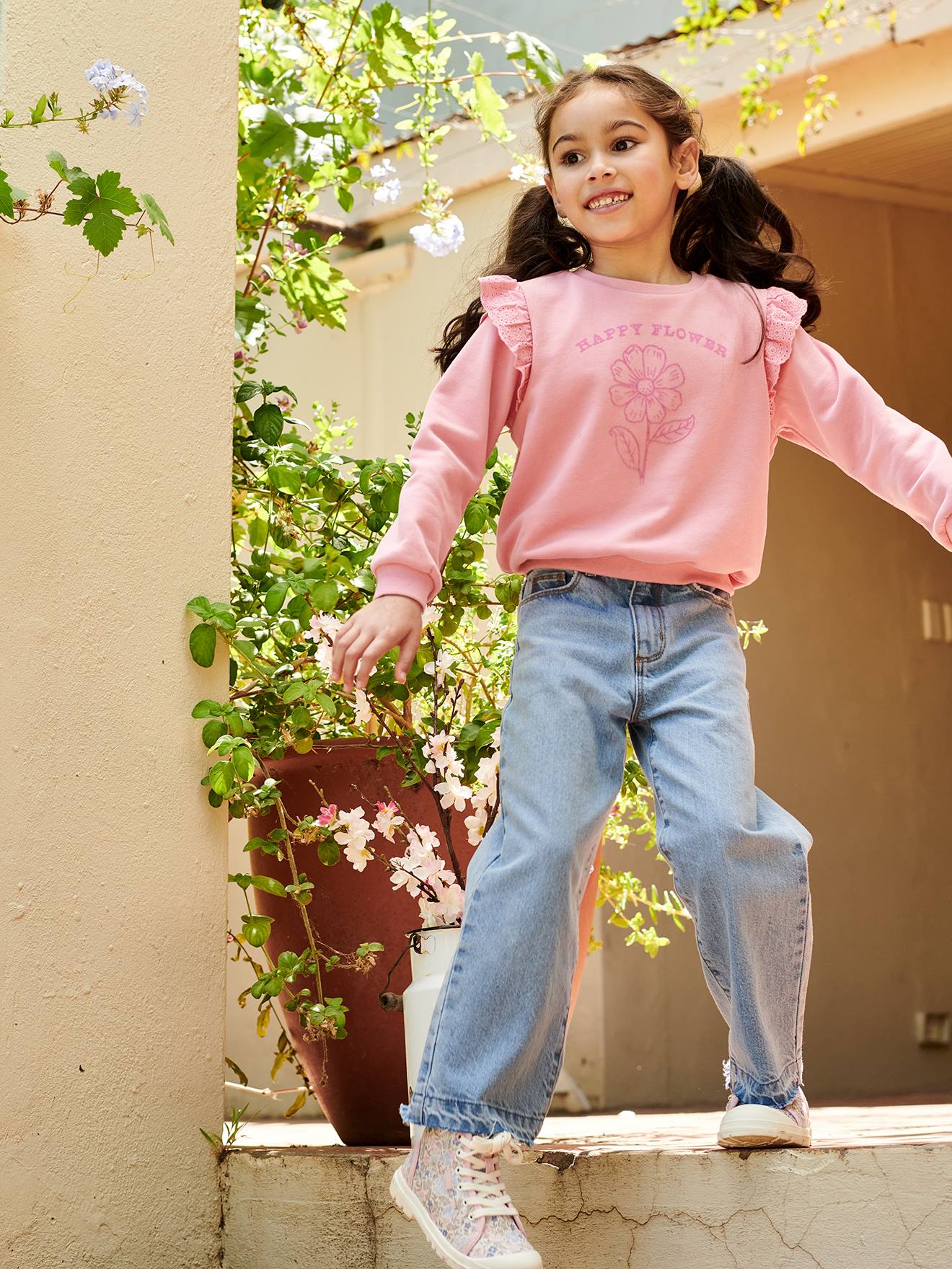 Blusa de moletom rosa chiclete com estampa floral flocada e babado bordado para meninas.