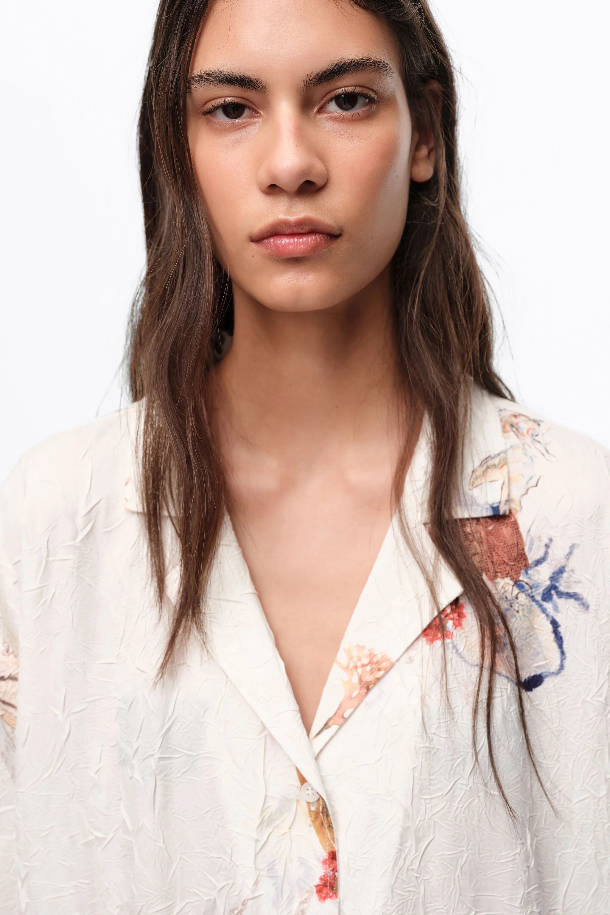 Vestido camiseiro em tecido amassado cor off-white Seabed