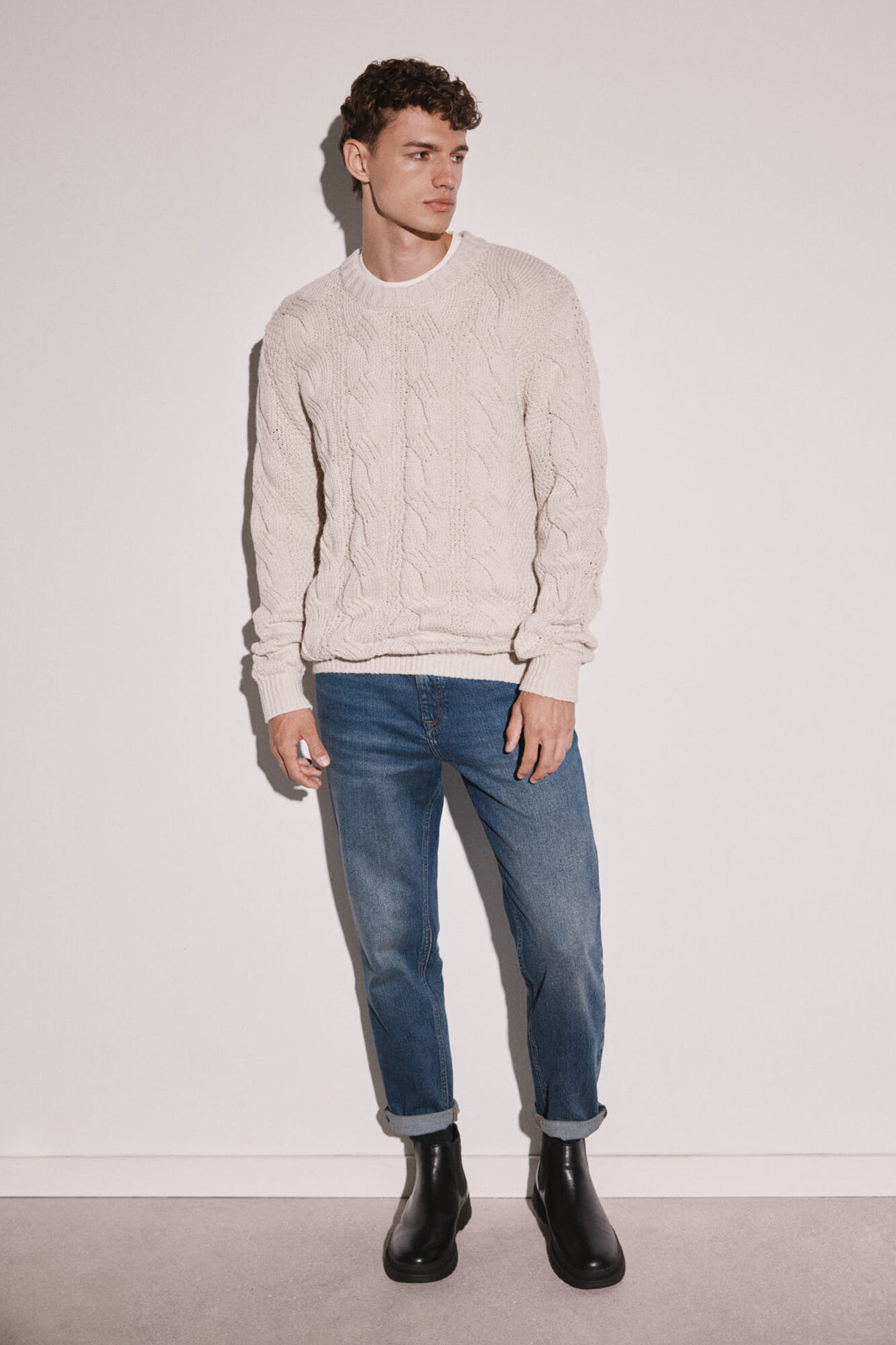 Calça jeans reta e justa, lavagem escura