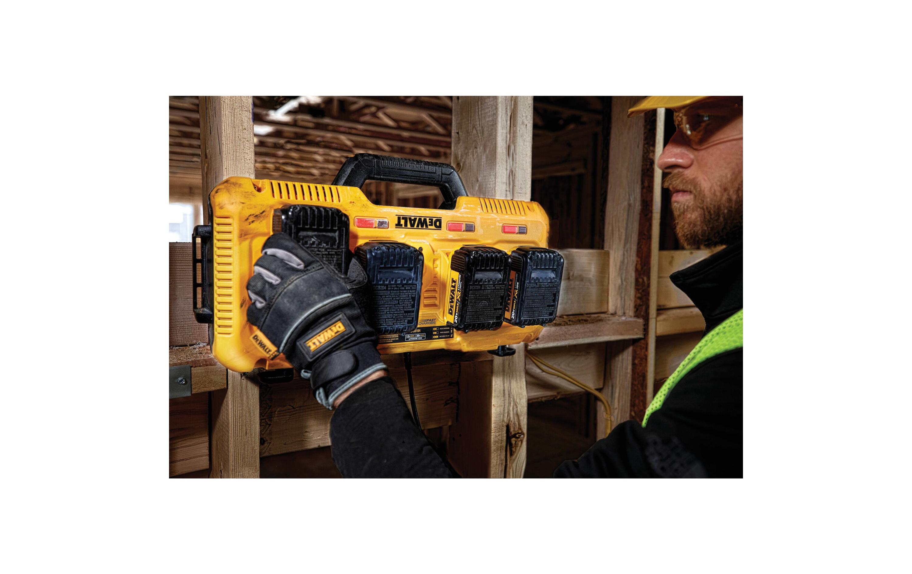 Ladegerät Vierfach DCB104, XR 10.8 - 18 V<br>Vierfach-Schnellladegerät für DEWALT XR Akkus