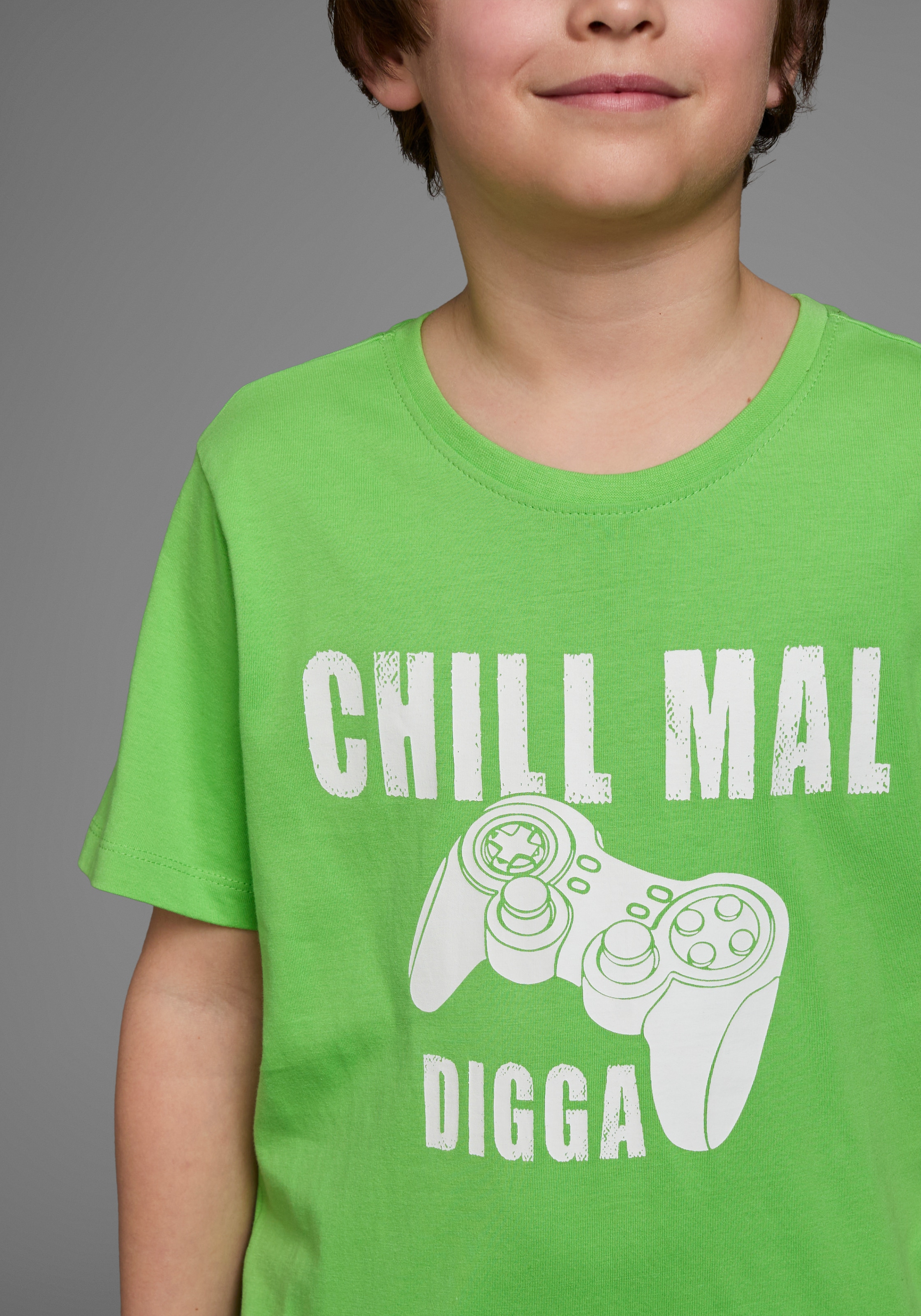 KIDSWORLD T-Shirt »Mit Spruch: CHILL MAL«, Kurzarm,  Basic-Stil,  mit coolen Schriftzügen,  Rundhalsausschnitt