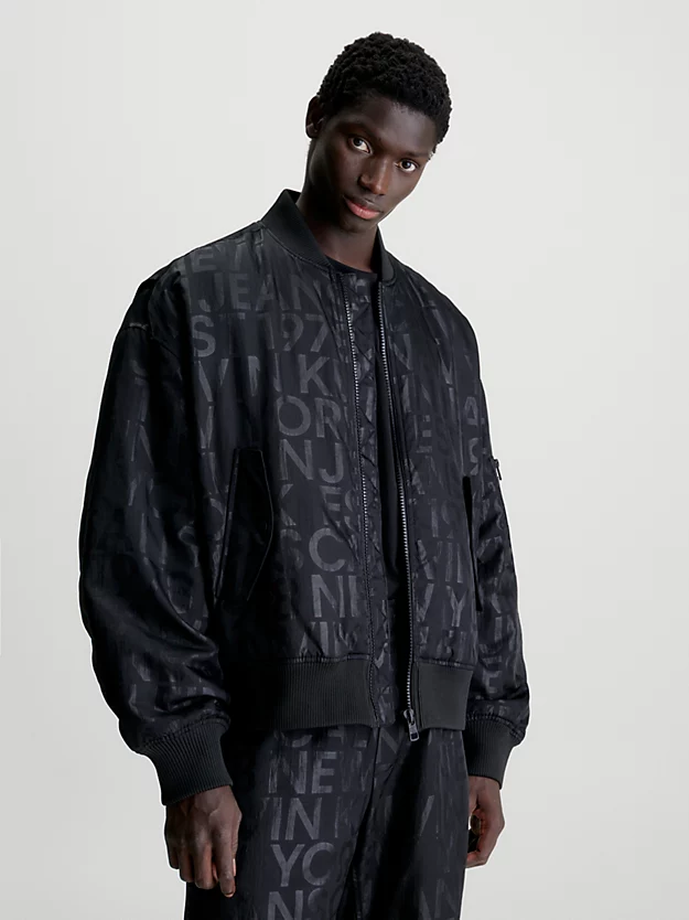 Jaqueta bomber com logotipo por toda a peça