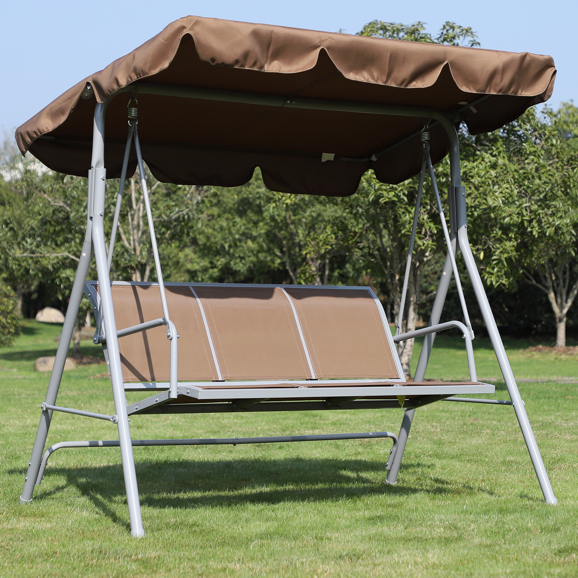 Balanço de jardim Outsunny para 3 pessoas com cobertura ajustável, encosto respirável e estrutura de metal para varanda ou pátio, capacidade de carga de 240 kg, 171 x 108 x 154 cm, marrom.