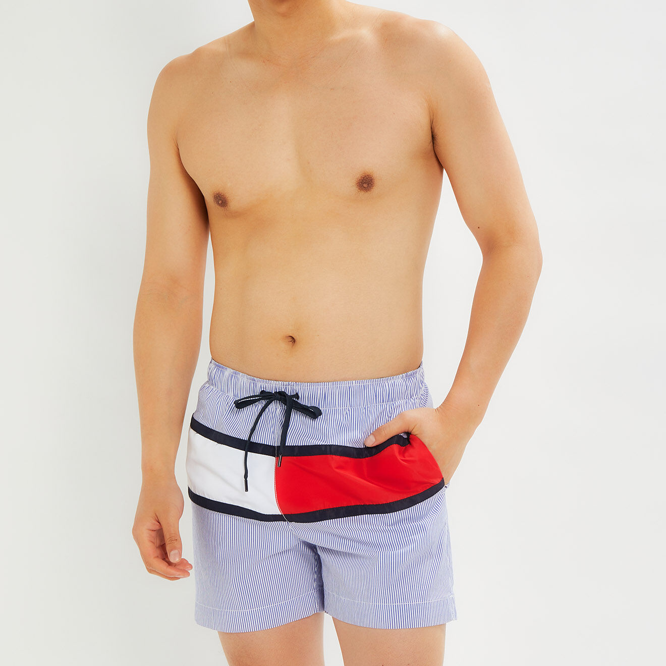 Tommy Hilfiger Short de bain rayé logo face bleu/rouge