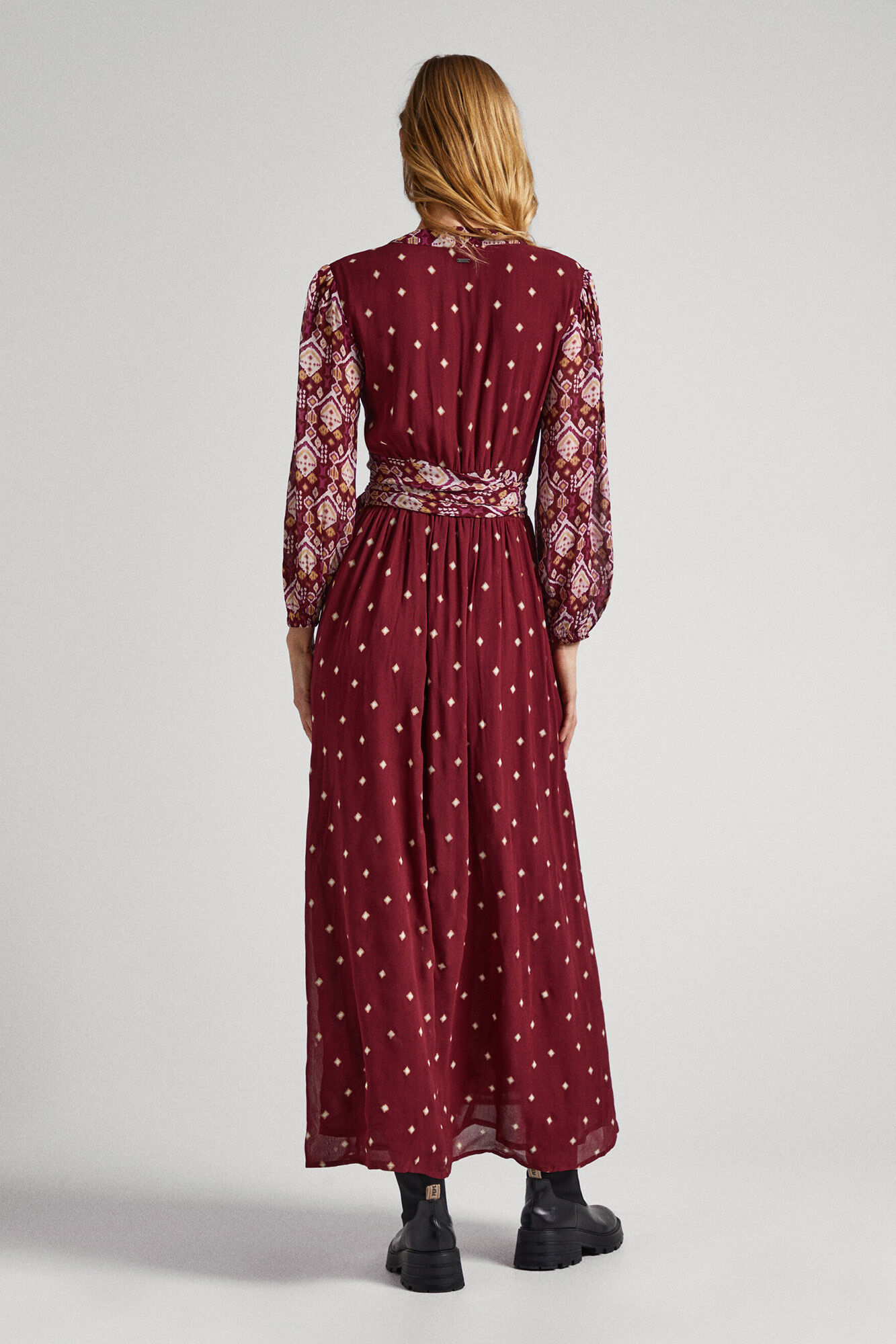 Vestido com estampas variadas