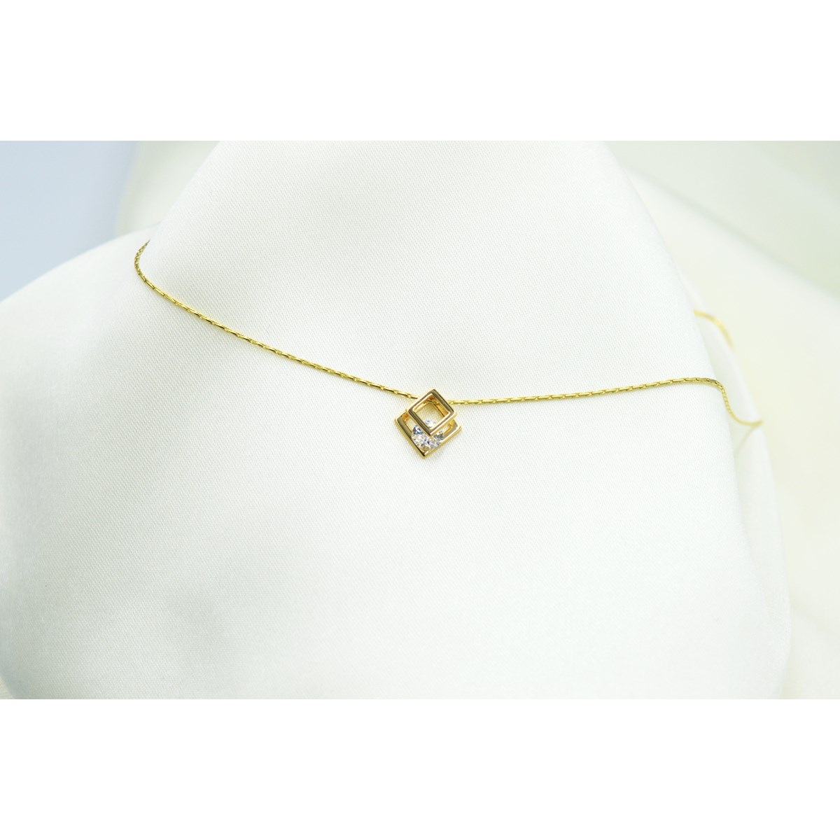 Collier délicat minimaliste pendentif carré zirconium