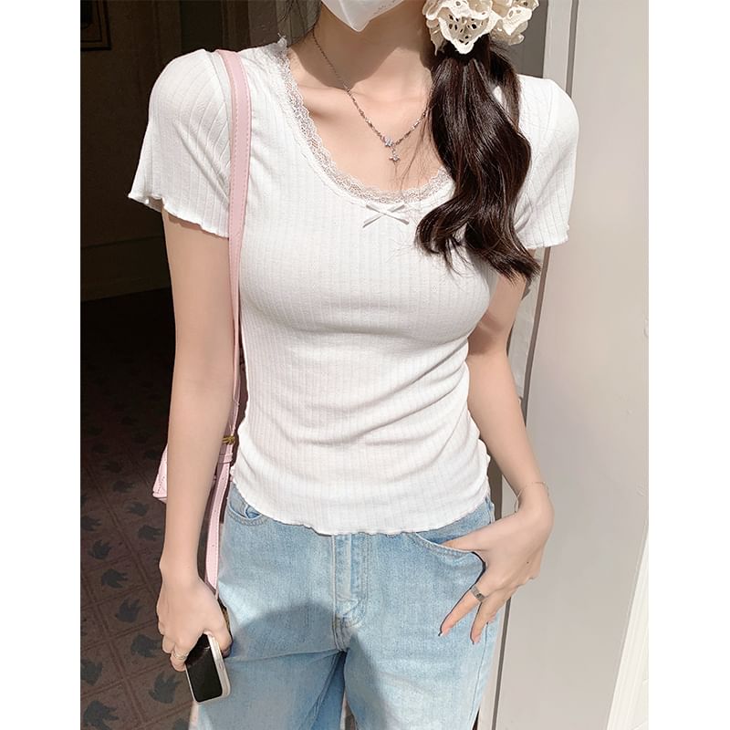 Only Here - Slim fit crop top met korte mouwen, ronde hals, strikaccent en kantafwerking
