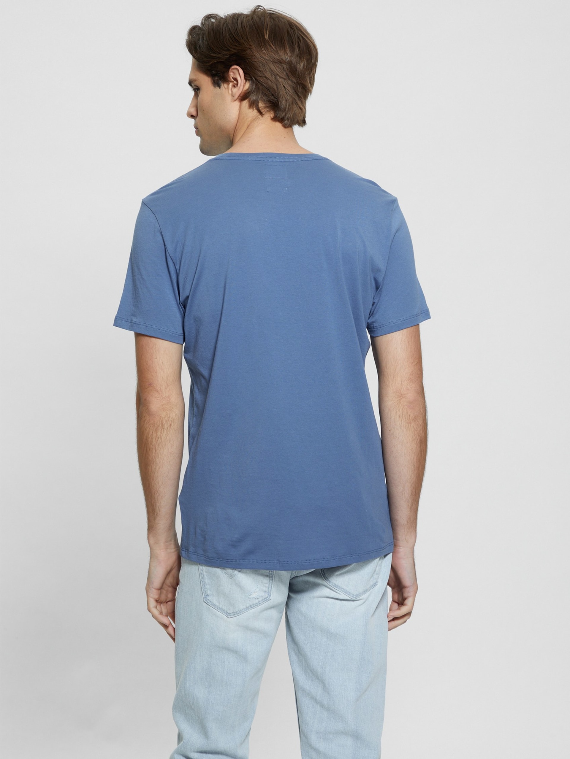Camiseta com logotipo bordado